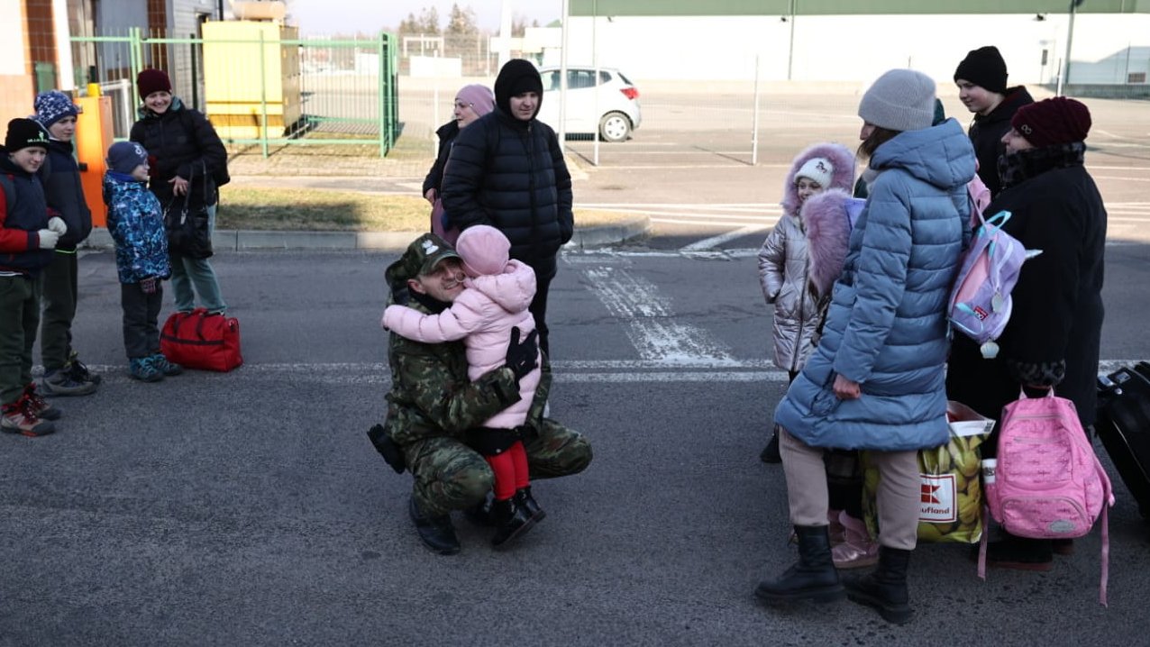 Polish border guard welcomes Ukrainian refugees